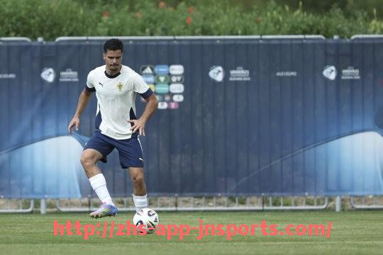 江南体育APP下载-英超现役与退役所有球员完整数据库参考